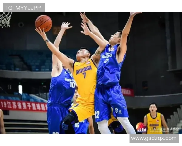 南京篮球队以76分领跑城市联赛积分榜展现强劲实力