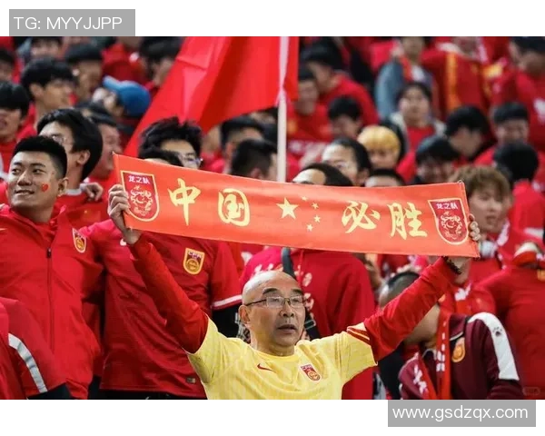 国足签名足球引发热潮球迷争相收藏与互动体验提升